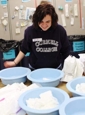 Sophomore Bekah Kurtz helps package medical equipment as part of the Alternative Spring Break trip to Atlanta. (Credit: Minda Davison)