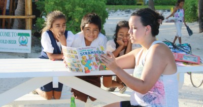 Lexi Zebrowski reads a story to children in Belize. Zebrowski and other students in Comparative Education spent time in classrooms in Belize during block 6. (Credit: Jill Heinrich)