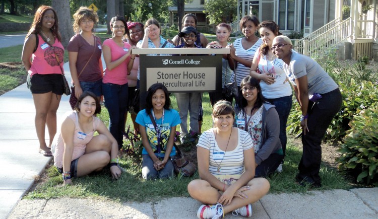 Several first-year students and mentors in the Students of Color Orientation congregate at Stoner House headquarters for the Office of Intercultural Life.