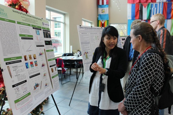 Nguyet-Minh (Julie) Hoang ’16 explains her poster to Sally Meyer, professor of chemistry at Colorado College, who is the faculty director at the Oak Ridge Science Semester.