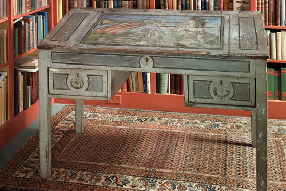  Virginia Woolf’s writing desk is part of the Lisa Unger Baskin Collection at Duke University. (Courtesy of Duke University) 
