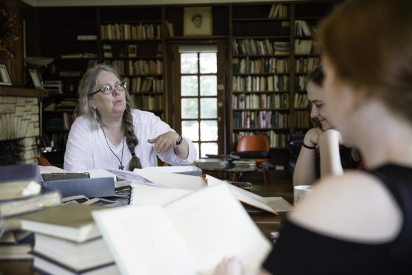 Photo of Professor Leslie Kathleen Hankins working with students