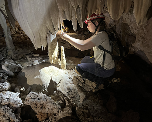 Veronica Schuchart '26 collecting dripwater in cave KNI-154