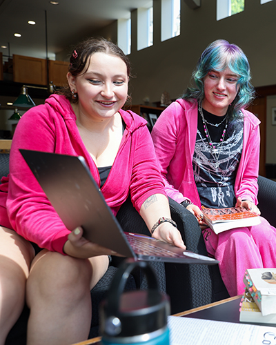 Aslan Baker ’28 and Kat Maurelli ’27 discuss their CSRI research.