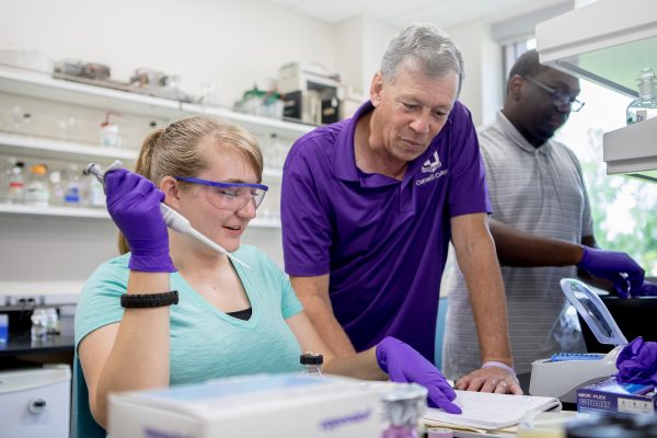 Schwiesow and Tepper working on coral research during CSRI 2019