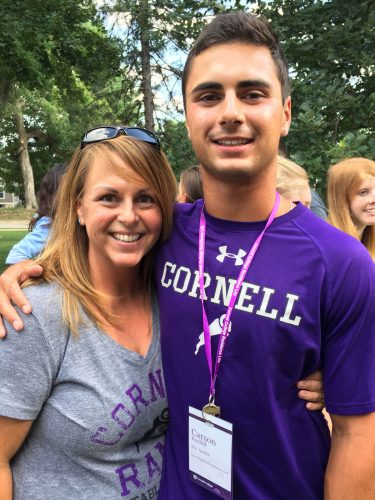 Beth Brouwer Hoyt ’94 and Carson Rashid ’22 on move-in day 2018.