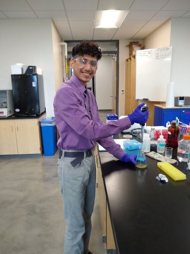 Jonathan Azenon ’24 conducts chemistry research in Russell Science Center. 