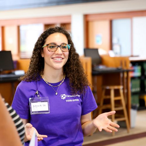 Julissa Rivera ’24 leads a campus tour. Photo by Megan Amr.