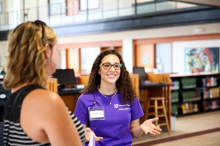 Julissa Rivera ’24 leads a campus tour. Photo by Megan Amr.