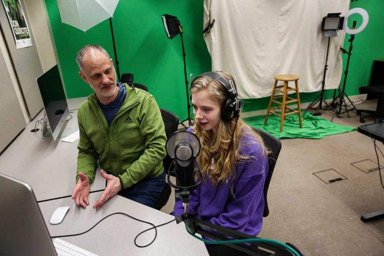 Sidney Brown ’24 (right) works with specialist Matt Zhorne in the Academic Technology Studio.